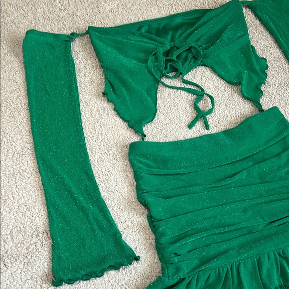 Green Off-Shoulder Crop Top and Skirt Set - Picture 6 of 9
